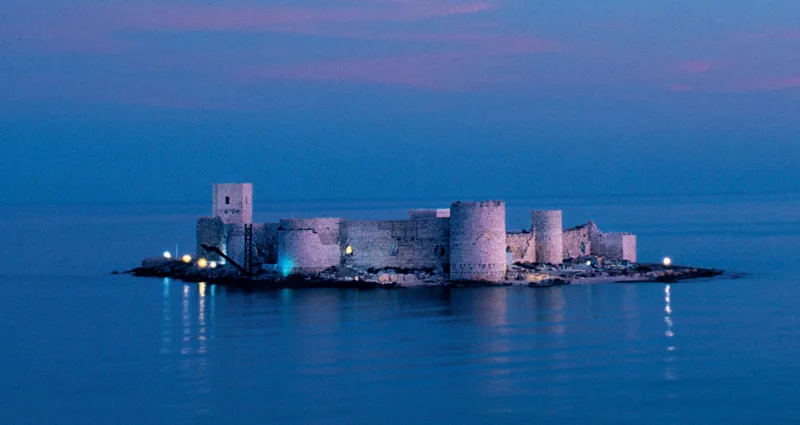 Corycus (Кизкалесі) — два замки на березі та в морі Кілікії